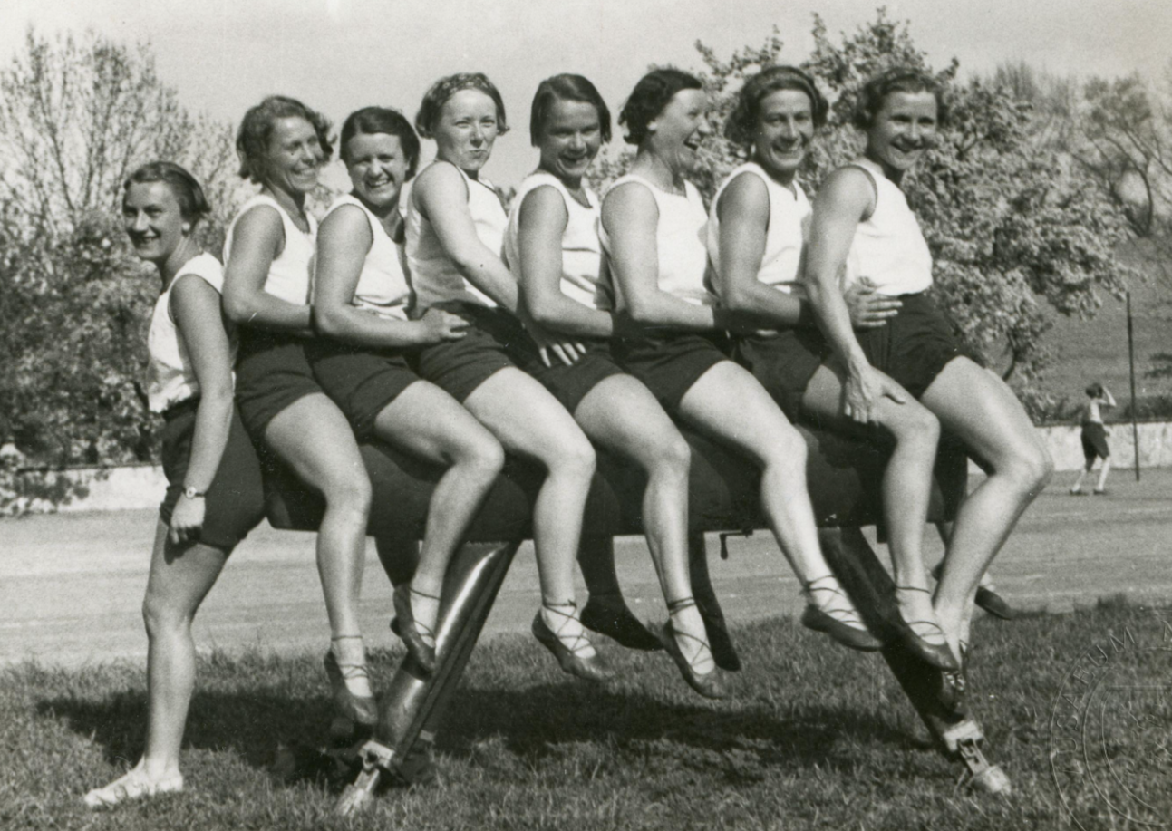 Ilustrační foto, družstvo gymnastek, 1936